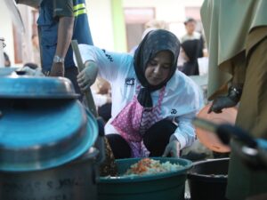 Fatmawati Rusdi Turun Langsung Ke Pengungsian, Masak Makanan Untuk Korban Banjir
