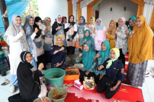 Indira – Fatma Bersama Srikandi Pemkot Makassar Kembali Salurkan Bantuan hingga Masak untuk Korban Banjir