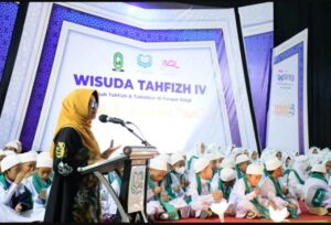 Ratusan Santri Rumah Tahfidz Al-Furqan di Wisuda, Wabup Sinjai: Patut Berbangga