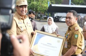 Berprestasi! Andi Rosman Dapat Dua Penghargaan Bergengsi dari Bupati Maros