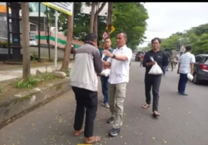 Kasatpol PP Makassar Bagi-bagi Sembako ke Warga Kurang Mampu