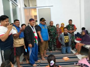 Kunjungi Pengungsi, Camat Manggala: Buatkan Makanan Untuk Seluruh Pengungsi