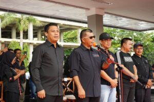 Dilepas Bupati Andi Utta, Ribuan Orang Berbusana Hitam Ikuti Karnaval Budaya