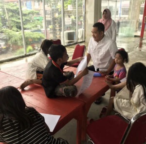 Sekdis Dispus Makassar Ajar Anak-Anak Putus Sekolah