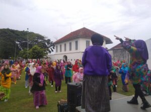 Gunakan Kostum Kebaya, Ibu-Ibu PERWOSI Sinjai Lakukan Senam Sehat, Sambut HJS Ke-459