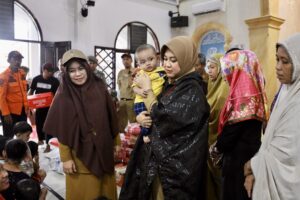 Cek Kondisi Korban Banjir dan Dapur Umum, Fatma: “Jangan Ki’ Lupa Jaga Kesehatan Ta’, Jagai Anakta”