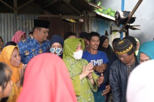 Bersama dr Udin dan Aura, Indira Yusuf Ismail Turun Bagi-bagi Sembako ke Korban Banjir di Tamalate