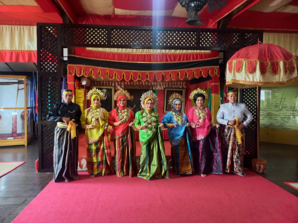 Kunjungan Wisata Ketua Persit KCK  PD XIV/Hsn di Museum Balla Lompoa, Terlihat Kenakan ‘Baju Bodo’