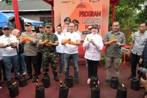 Indira Dampingi Danny Canangkan Program Satu Juta Polybag Gerakan Terus Menanam di Tamalanrea