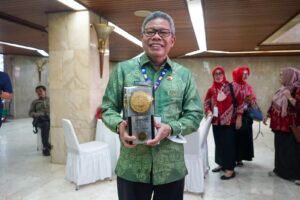 Taufan Pawe Terima Penghargaan Piala Adipura 2022