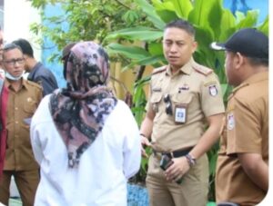 Jaga Kebersihan Wilayahnya, Sekcam Ujung Tanah Pantau Soal Kebersihan di Setiap Longwis 