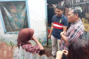 Kadinsos Berikan Bantuan ke Lansia di Makassar, Warga: Alhamdulillah