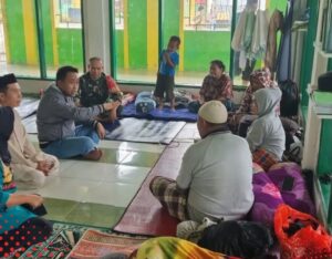 Dampak Cuaca Ekstrim, Camat Manggala Kunjungi Posko Pengungsian Warganya