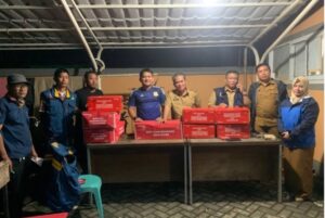 Plt Dinsos Makassar Salurkan Bantuan ke Warga yang Terkena Banjir