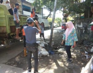 Dinas PU Makassar Keruk Sedimen Drainase di Kecamatan Wajo