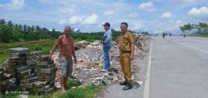 Instruksi Camat Eang, Lurah Tello Baru Tegur Warga yang Buang Sampah Bangunan di Pinggir Jalan