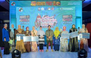 Ketua PKK Makassar Serahkan Penghargaan Pemenang Fashion Show Festival UMKM Lorong Wisata