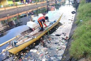 Satgas Kebersihan Dinas PU—Mamajang Bersihkan Kanal Jembatan Merah