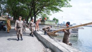 Camat Ujung Pandang bersama Satpol PP Terus Berupaya Menjaga Pemandangan Anjungan Pantai Losari Terjaga