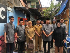 Andi Bukti Djufrie Turun Bagi-bagi Sembako ke Masyarakat Lorong Wisata di Kecamatan Wajo
