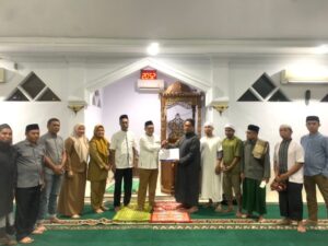 Kepala BKPSDMD Makassar Salurkan Bantuan Dana Hibah ke Masjid Darussalam di Kecamatan Wajo