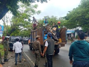 Ganggu Estetika Kota, Camat Tamalanrea Pimpin Penertiban PK5 di Poros Perintis Kemerdekaan