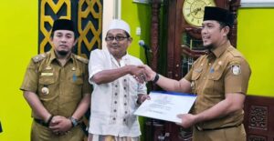 Kadis Koperasi & UKM Makassar Serahkan Dana Hibah ke Kecamatan Wajo