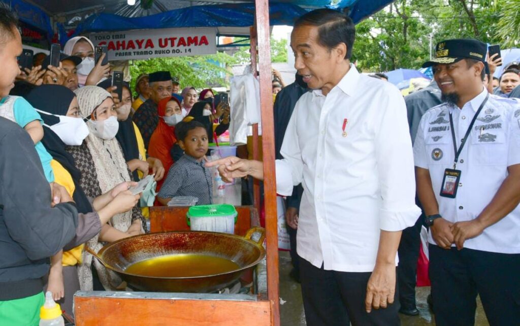 Blusukan ke Pasar Salewangan Maros, Jokowi Harap Harga Beras Turun & Suplai Migor Ditambah