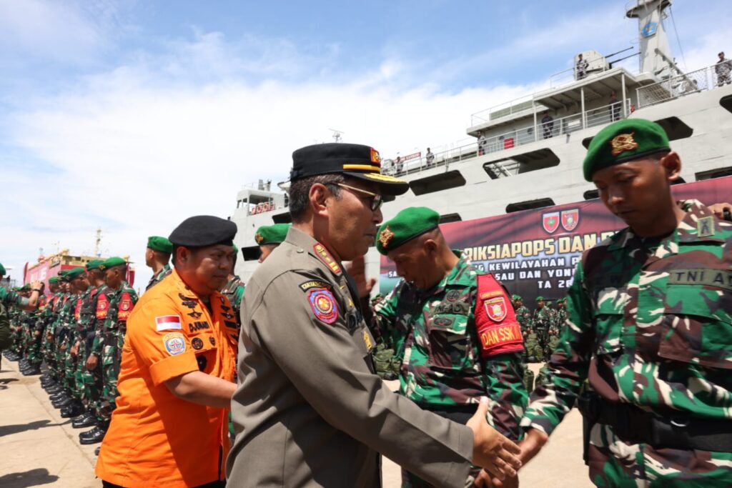 Walkot Makassar Dampingi Laksamana Yudo Lepas Satgas Pamtas Papua & Papua Barat