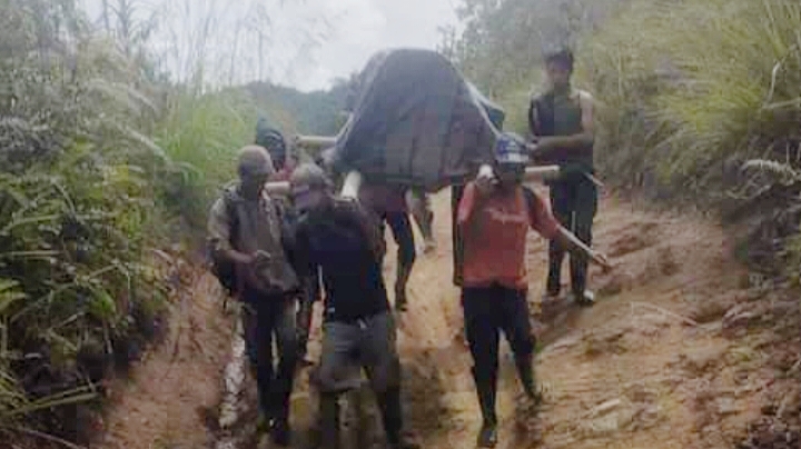 Ditandu 17 Jam dari Kampung Berjarak 40 Km ke RS, Ibu Hamil di Lutra Meninggal Dunia Bersama Bayinya