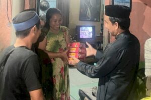 Ketua DPRD Makassar Bagi-bagi Makanan Buat Sahur