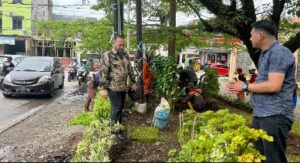 Camat Panakkukang Turun Langsung Lakukan Pembenahan Taman di Meranti