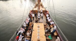 Peserta Workshop-Trainer Temasek Singapore Wisata-Silaturahmi di Atas Kapal Pinisi