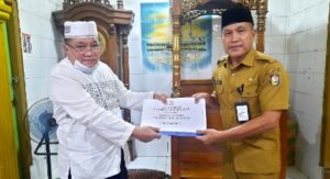 Sekcam Mamajang Salurkan Bantuan Hibah Pemkot Makassar ke Masjid Al-Muntaha