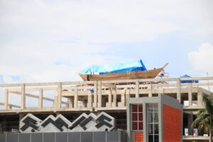 Pemandangan Proses Pembuatan Kapal Pinisi di Atas Satap