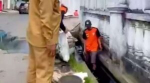 Dinas PU Makassar Rutin Bersih Drainase, Kali Ini di Kecamatan Tallo