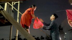 Berbagi Makanan Sahur di Biringkanaya, Ketua DPRD Makassar: Sahur… Sahur…. Sahur… Ayo Bangun Sahur