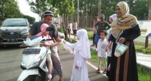 Ceria Ramadan, Murid TK Negeri Pembina Sinjai Utara Turun ke Jalan Bagi-bagi Takjil