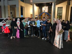 Silaturahmi IKA FE UMI 2000 Diisi Giat Sosial hingga Keseruan Bukber di Resto The Icon Yasika