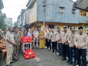 Satpol PP Makassar Distribusikan Paket Sembako ke Warga Kurang Mampu di Kecamatan Wajo