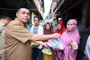 Diskominfo Makassar Bagi-Bagi Paket Sembako di Dua Kelurahan Kecamtan Rappocini