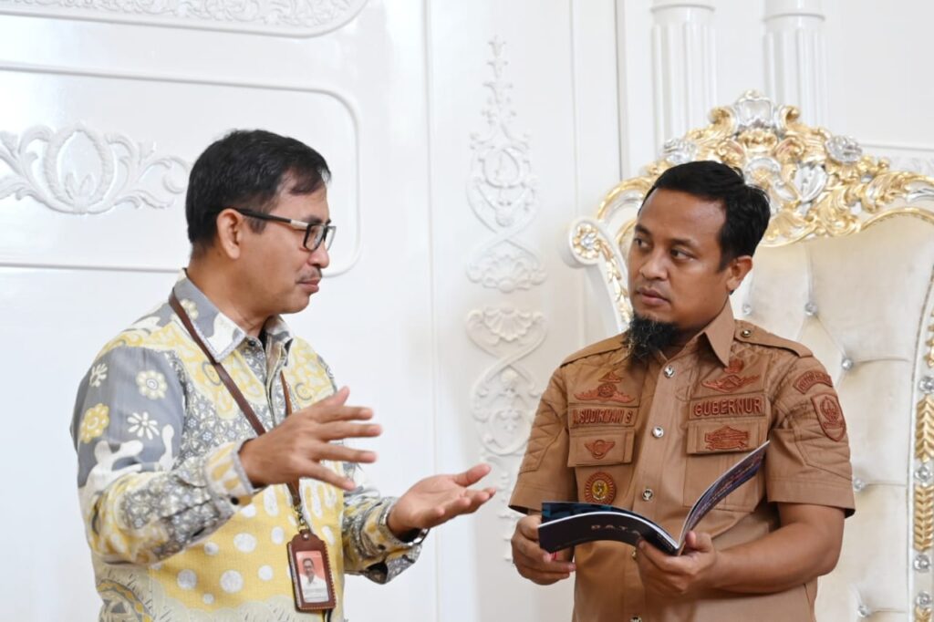 Kepala BPS Sulsel Laporkan Hasil Long Form Sensus Penduduk 2020 ke Gubernur