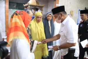 Bupati Bulukumba Bagi Habis Gaji & Tunjangannya ke Guru Mengaji