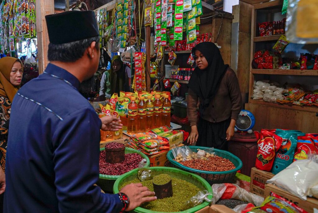 Jelang Lebaran, Gubernur Sulsel Sidak Pasar Pastikan Harga & Ketersedian Bapok
