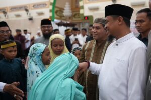 Usai Salat Berjamaah di Takalar, Gubernur Andi Sudirman Diserbu Anak-Anak