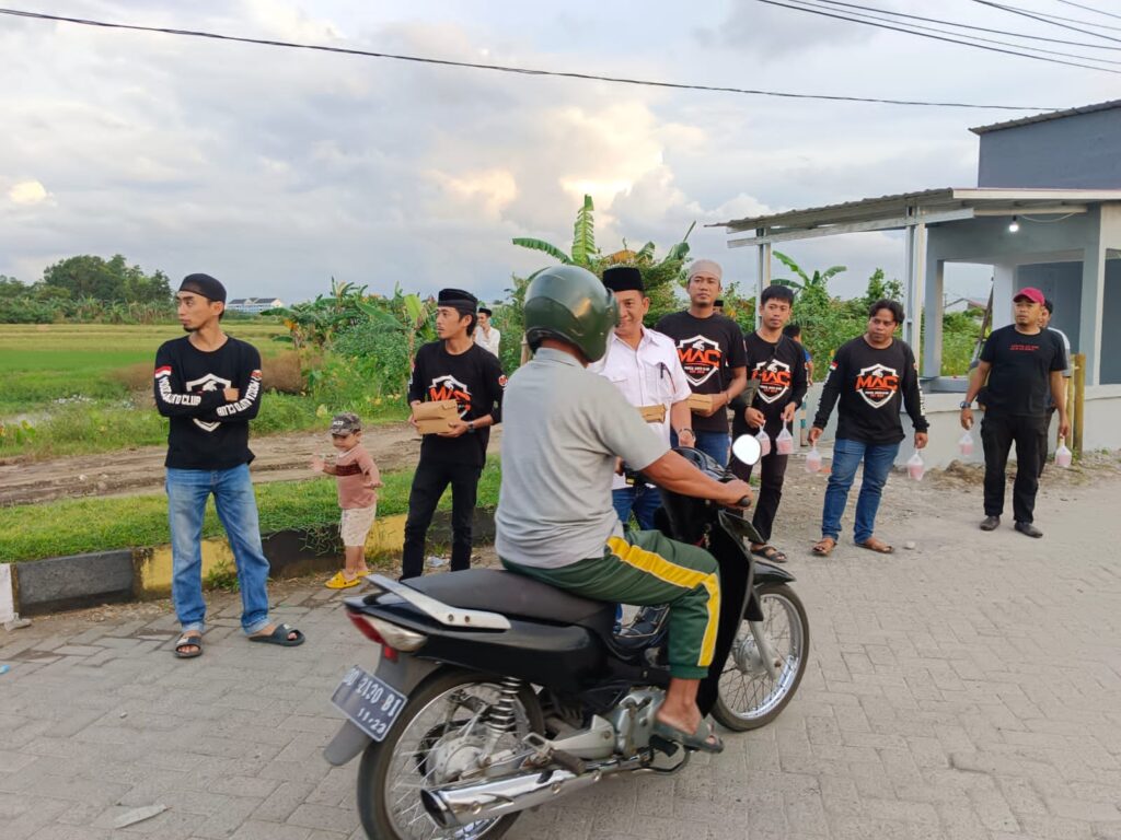 Penuhi Ramadan dengan Kegiatan Positif, Ultra Latief Bagi Takjil ke Masyarakat