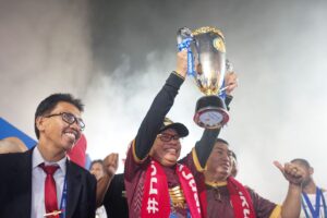Angkat Piala Juara Liga 1, Walkot Parepare: Jangan Ragukan Komitmen Saya Majukan Sepakbola Sulsel