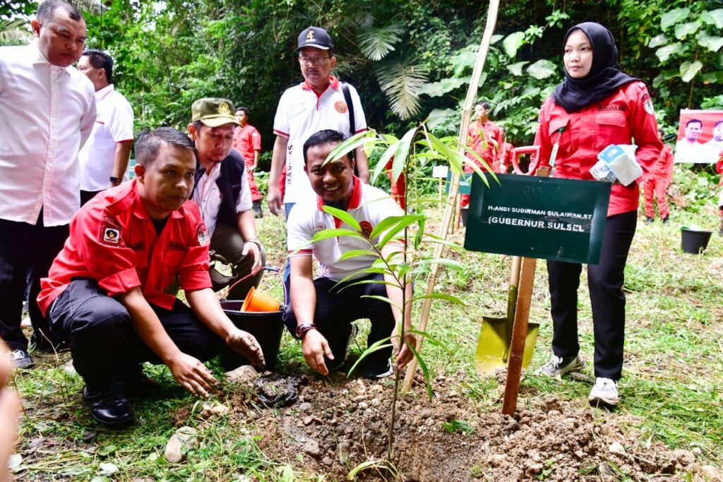 Andi Sudirman Tanam Bibit Pohon Eboni & Lepas 19 Spesies Kupu-kupu di Tenas Alumni Unhas di Bantimurung