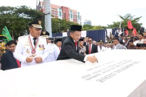 Danny-Tito Bersama Ratusan Pimpinan Daerah Tanda Tangani Prasasti Hari Otda di Losari