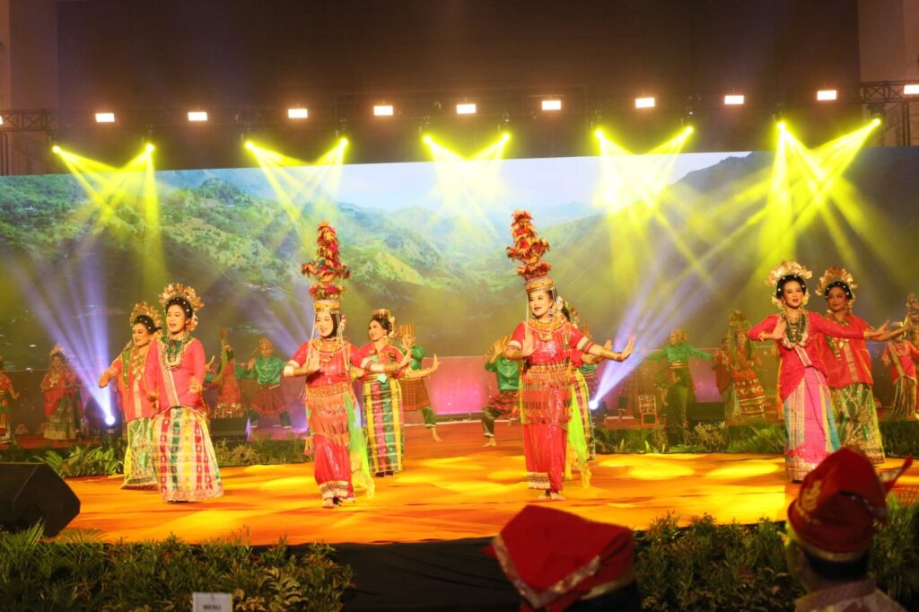 Pentas Budaya Tari Kalompoanna Hibur Ratusan Kepala Daerah se-Indonesia